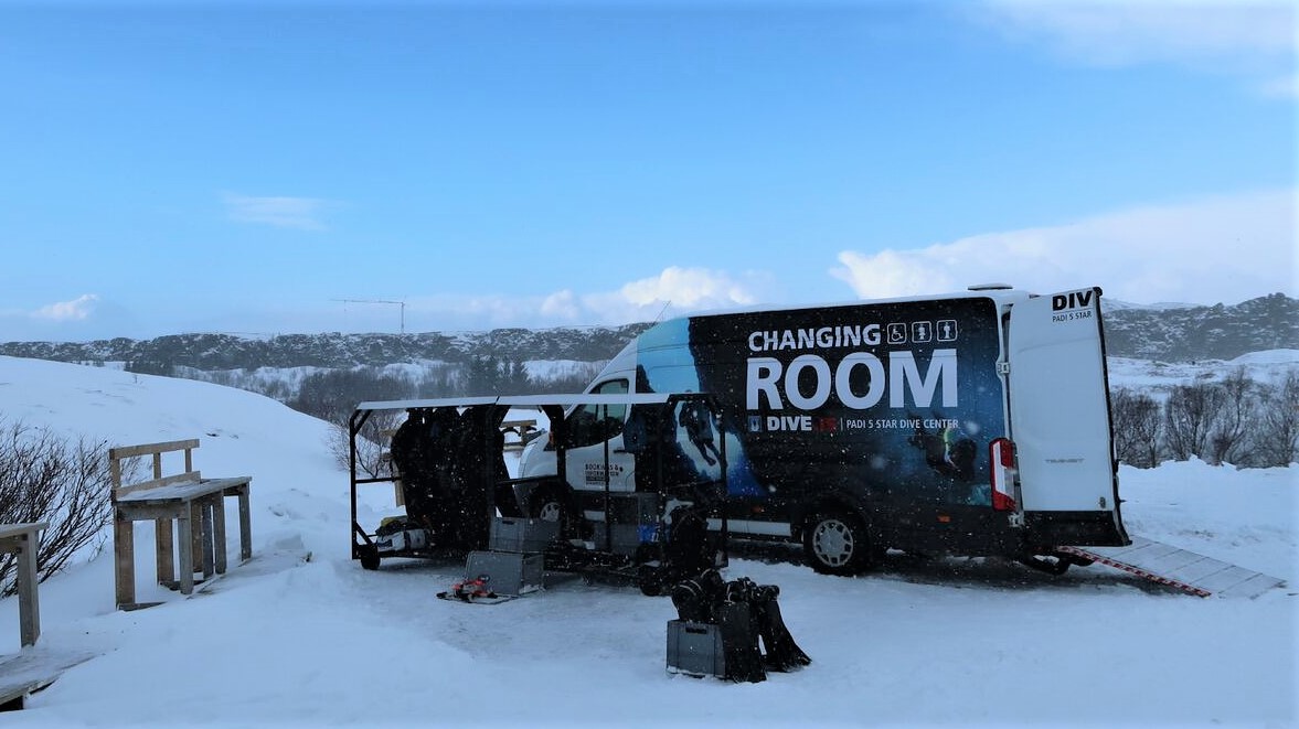 changing-room-shelter-in-the-snow-by-diveis