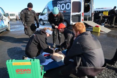 dive-and-snorkel-guides-practicing-first-aid-at-silfra-safety-workshop-dive-is-400x267-q80.jpg