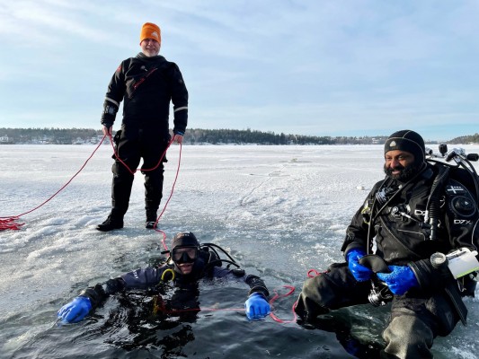 ice-exposure-on-ice-diver-specialty-course-diveis-iceland-533x400.jpg