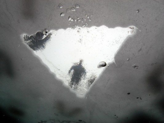 view-of-entrance-into-the-ice-from-below-on-ice-diving-course-iceland-533x400.jpg