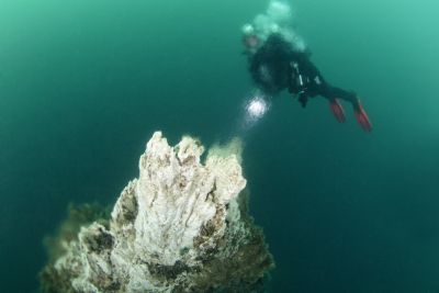 diver-hydrothermal-vent-strytan-iceland-wolfgang-polzer-400x267-q80.jpg