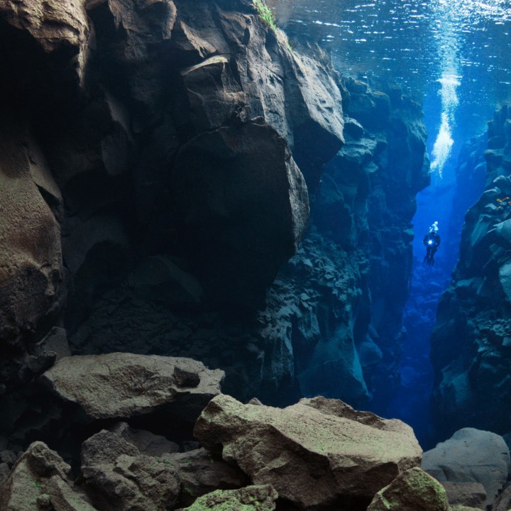 diver-descending-into-silfra-thingvellir-720x720.jpg