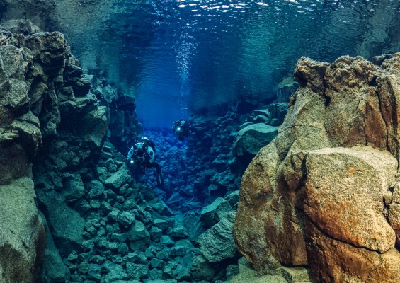 scuba-diving-in-davidsgja-fissure-thingvellir-iceland-565x400.jpg